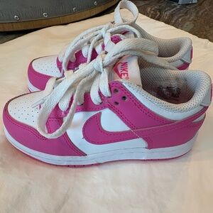 Nike Dunk Low Kids Sneakers in Fushcia and White